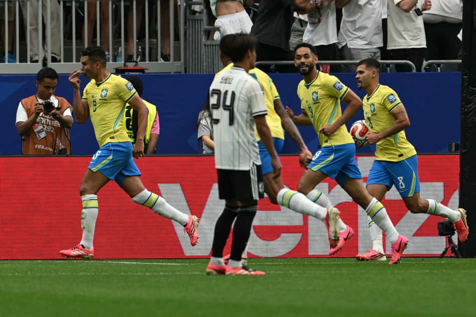 O meio-campista do Brasil, Casemiro (à esquerda), comemora após marcar o primeiro gol de sua equipe durante a partida de futebol das oitavas de final da Copa do Mundo de 2026 entre Brasil e Japão, no Houston Stadium, em Houston