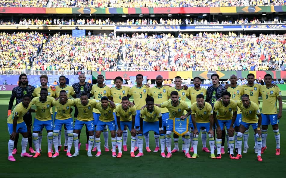 Seleção perfilada antes de Brasil x Marrocos (Foto: Mauro PIMENTEL / AFP)