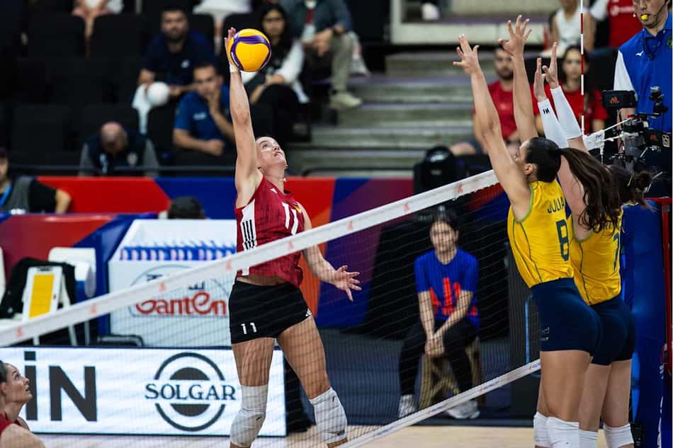 Bloqueio brasileiro em ação no duelo com a Alemanha na VNL feminina