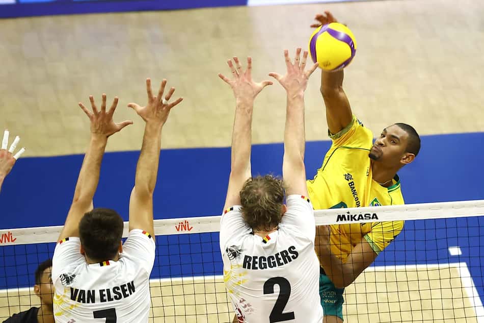 Adriano encara o bloqueio belga durante o segundo jogo da Liga das Nações de Vôlei