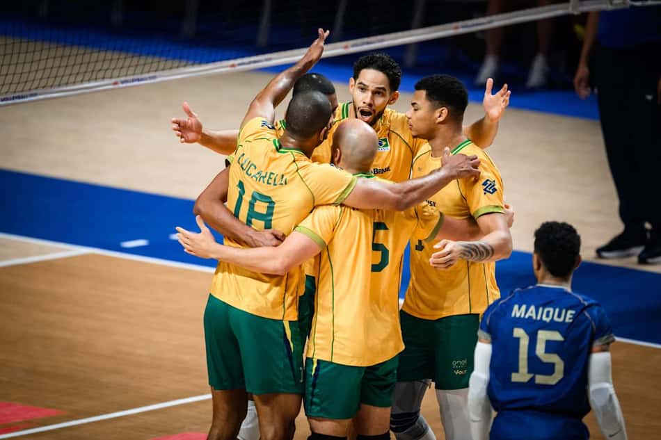 Jogadores do Brasil comemoram ponto no duelo com o Canadá pela VNL masculina