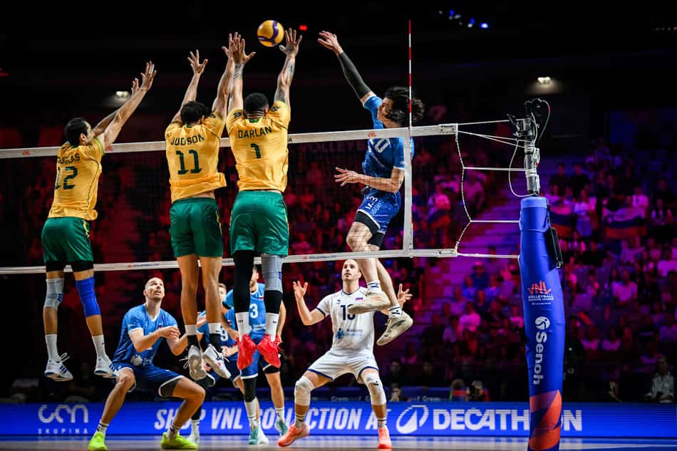 Bloqueio do Brasil em ação durante o duelo com a Eslovênia pela VNL masculina