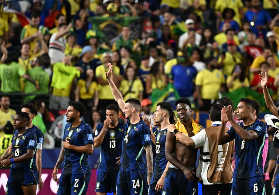 Jogadores da Seleção Brasileira se reúnem no campo após apito final de duelo contra o Haiti; Gabriel Martinelli cumprimenta torcedores que estão na arquibancada