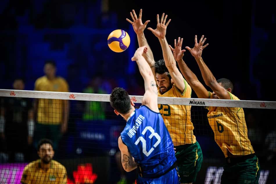 Bloqueio brasileiro em ação no duelo contra a Itália pela VNL masculina