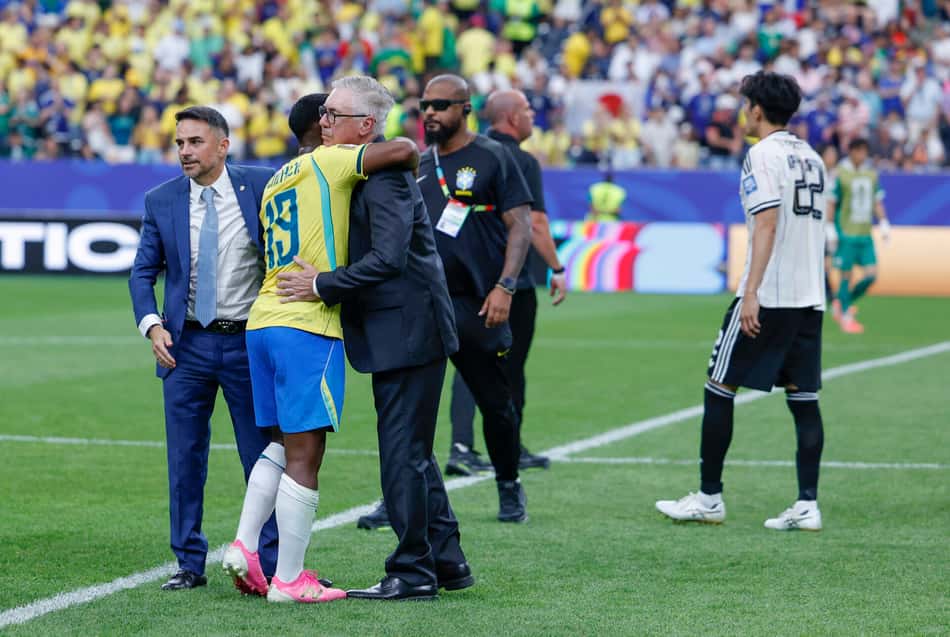 Endrick abraçando o técnico Carlo Ancelotti após a vitória contra o Japão.