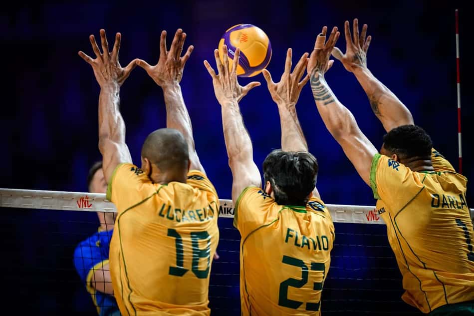 Seleção brasileira em ação durante partida contra a Ucrânia na VNL masculina