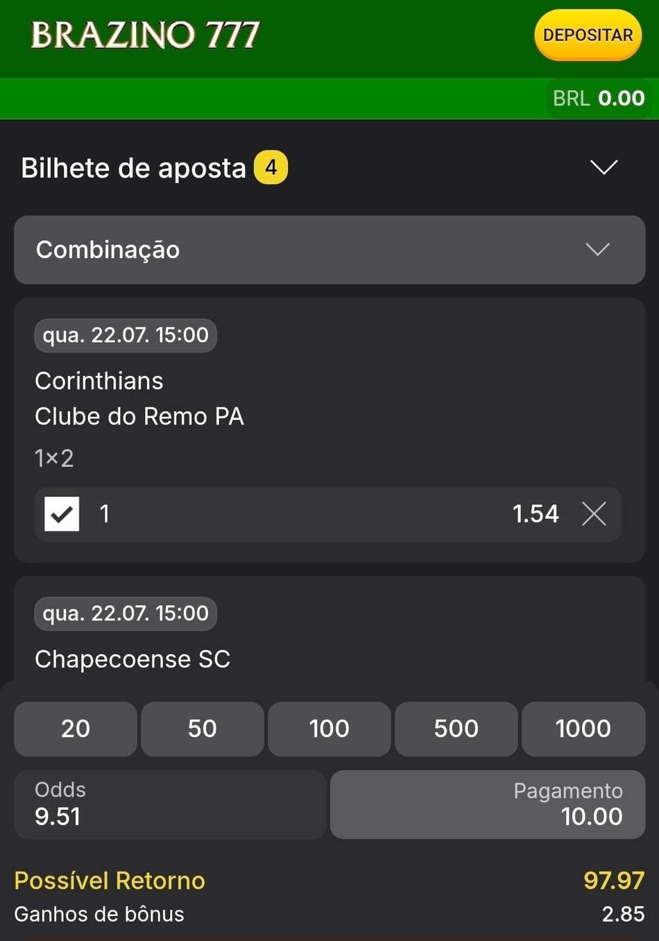 Captura de tela de um bilhete de apostas na Brazino777 com a oferta de Acumulador Esportivo aplicada.
