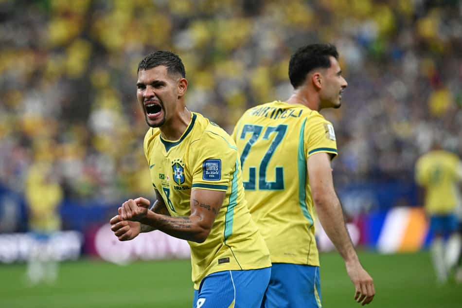 Bruno Guimarães comemorando