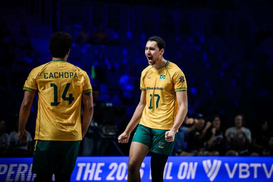 O oposto Bryan e o levantador Cachopa comemoram ponto do Brasil na VNL