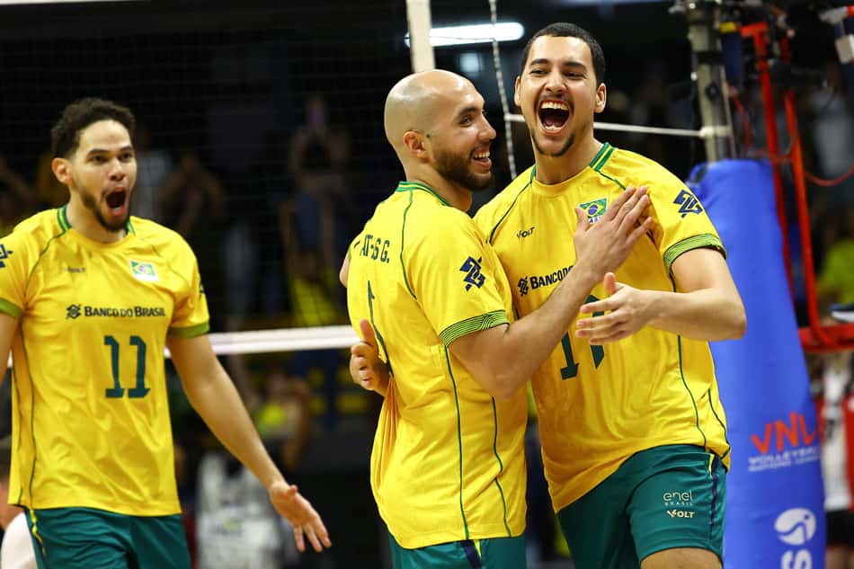 Bryan comemora ponto com Brasília em jogo da Seleção na VNL (Foto: Silvio Avila)