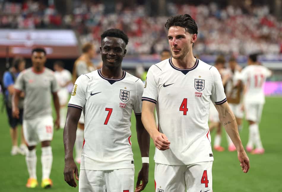 Bukayo Saka e Declan Rice deixam o gramado após Inglaterra 4x2 Croácia pela Copa do Mundo (Foto: Richard Pelham/Getty Images/AFP)