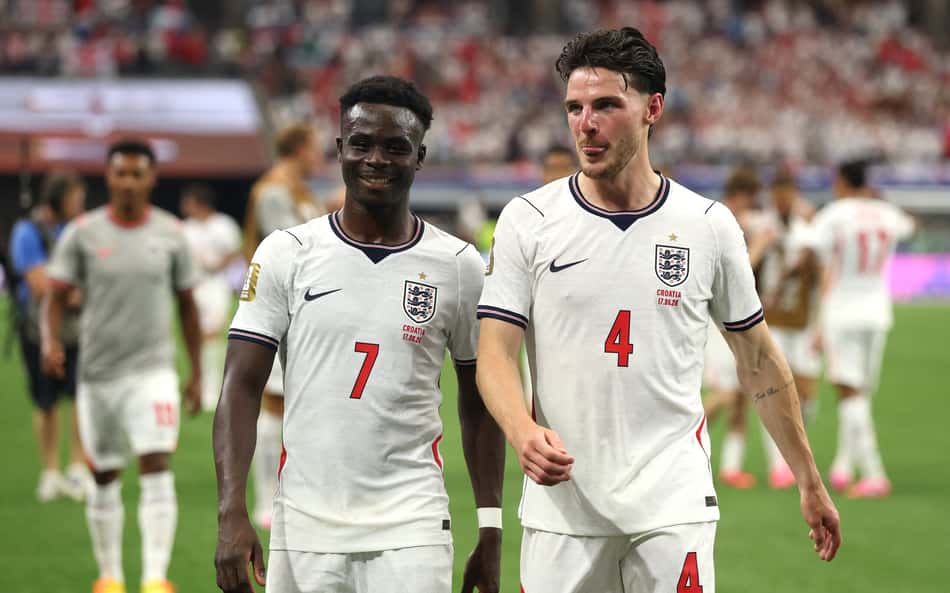 Bukayo Saka e Declan Rice deixam o gramado após Inglaterra 4x2 Croácia pela Copa do Mundo (Foto: Richard Pelham/Getty Images/AFP)