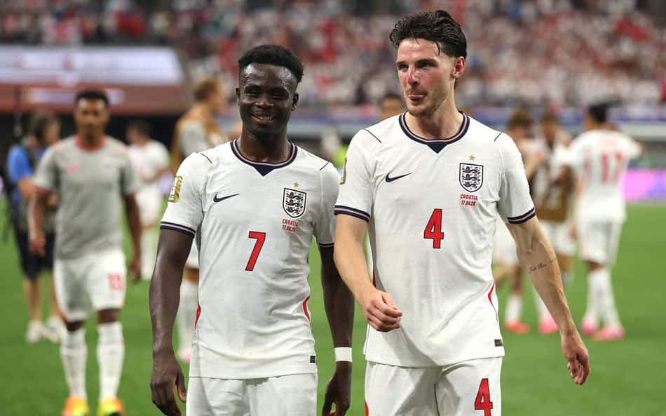 Bukayo Saka e Declan Rice deixam o gramado após Inglaterra 4x2 Croácia pela Copa do Mundo (Foto: Richard Pelham/Getty Images/AFP)