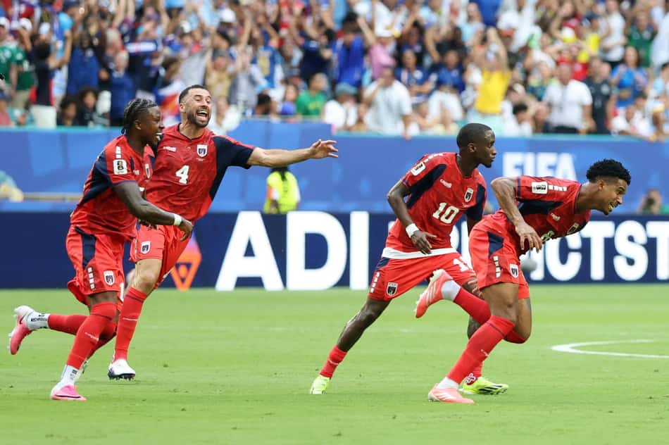 Kevin Pina comemora o primeiro gol de Cabo Verde na história da Copa do Mundo, contra o Uruguai