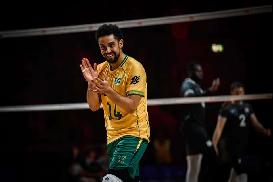 De camisa amarela, Fernando Cachopa sorri e aplaude após ponto do Brasil contra o Canadá na Liga das Nações de Vôlei Masculino
