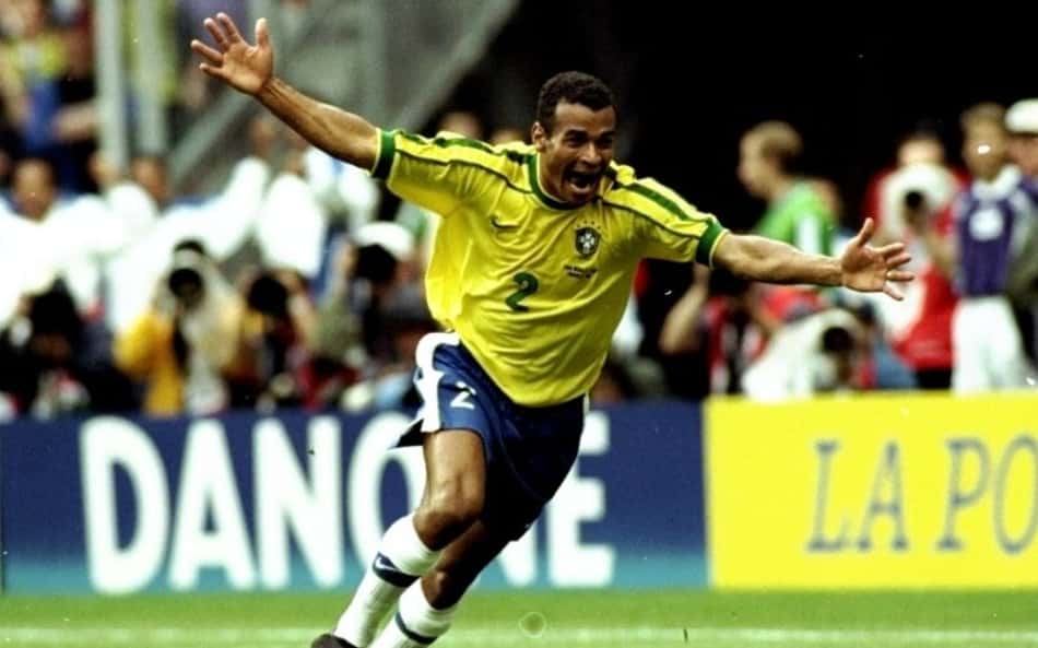 Com a camisa amarela da Seleção, Cafu abre os braços comemora gol da vitória do Brasil por 2 a 1 sobre a Escócia na estreia na Copa do Mundo de 1998