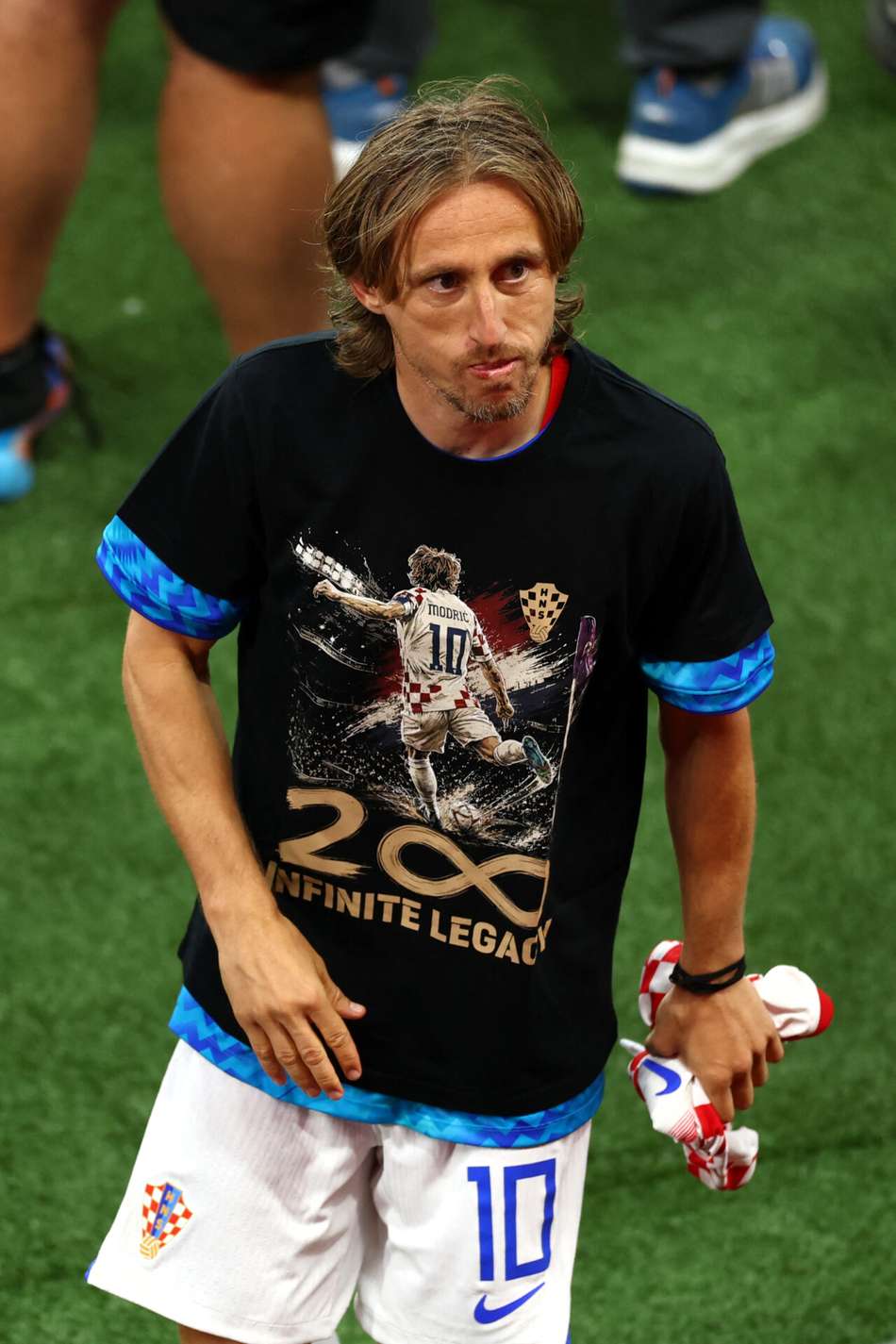 Modric usando camisa de homenagem aos 200 jogos na seleção
