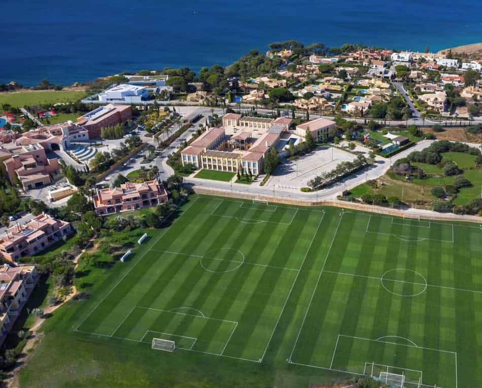 Campo de futebol do resort em que o Flamengo está hospedado em Portugal