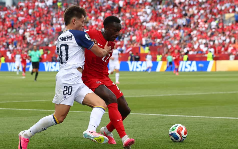 Esmir Bajraktarevic, da Bósnia, disputa bola com Richie Laryea, do Canadá, pela Copa do Mundo 2026 (Foto: Cole Burston / AFP)