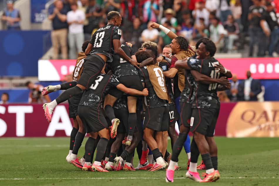 Jogadores do Canadá comemoram gol contra a África do Sul pela Copa do Mundo