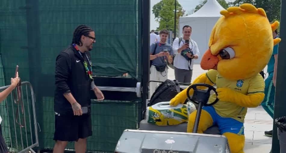 Canarinho chega ao treino da Seleção Brasileira (Foto: Márcio Iannacca/Lance!)