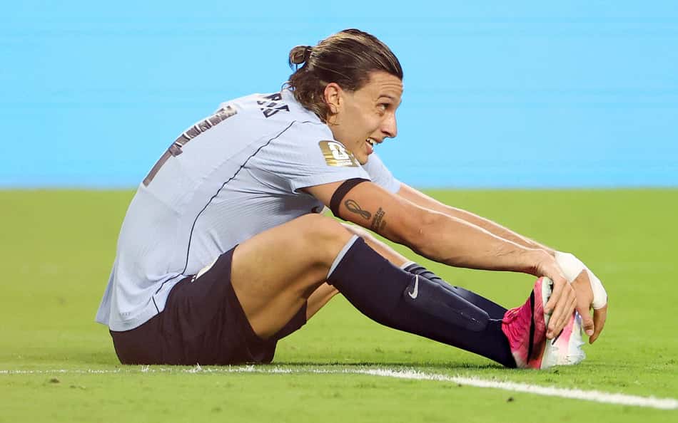 Sentado no gramado, Agustin Canobbio, com a camisa azul do Uruguai, lamenta lance desperdiçado no jogo contra Cabo Verde pela Copa do Mundo