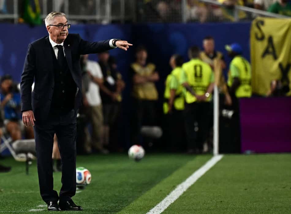 Carlo Ancelotti durante o jogo do Brasil com o Haiti pela Copa do Mundo
