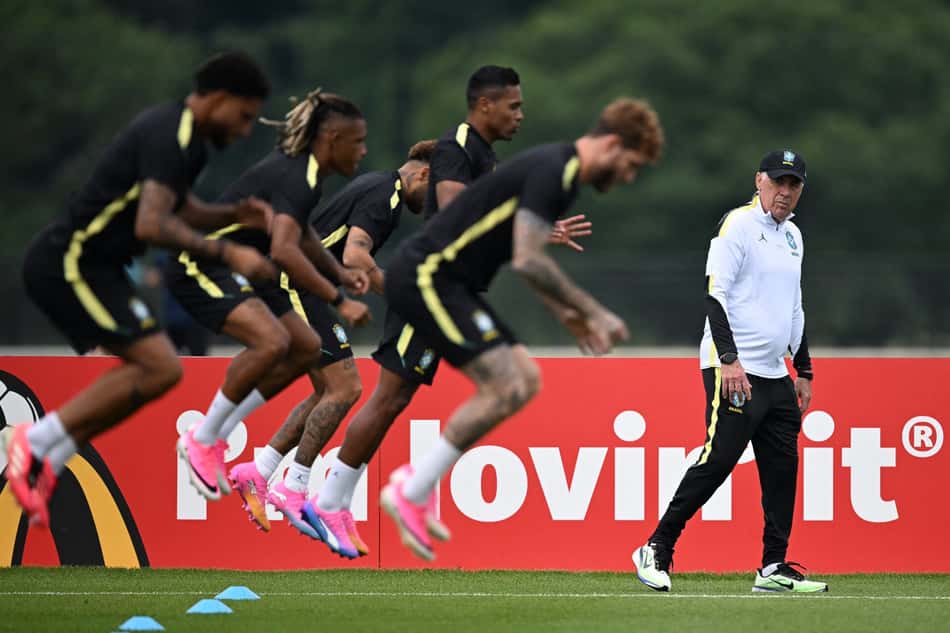 Carlo Ancelotti durante treino da Seleção Brasileira