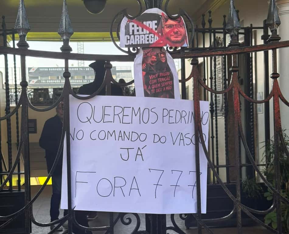 Cartaz na entrada de São Januário em protesto de torcedores do Vasco pedindo retorno de Pedrinho ao comando