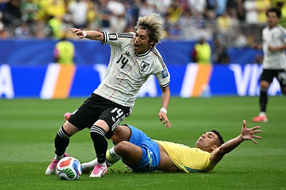 Casemiro, camisa 5 do Brasil, comete a falta sobre Ito, camisa 14 do Japão