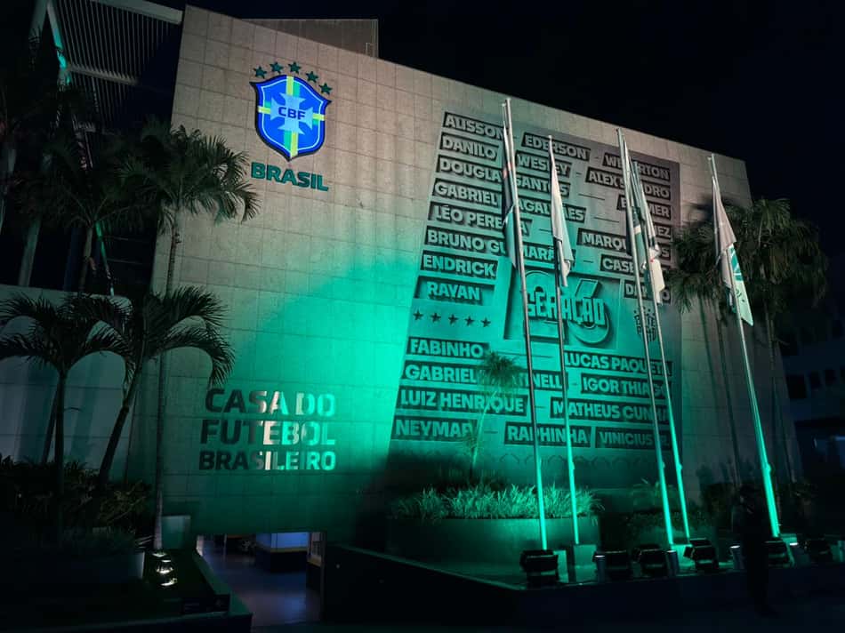 Sede da CBF com os nomes dos 26 convocados para a Copa do Mundo de 2026