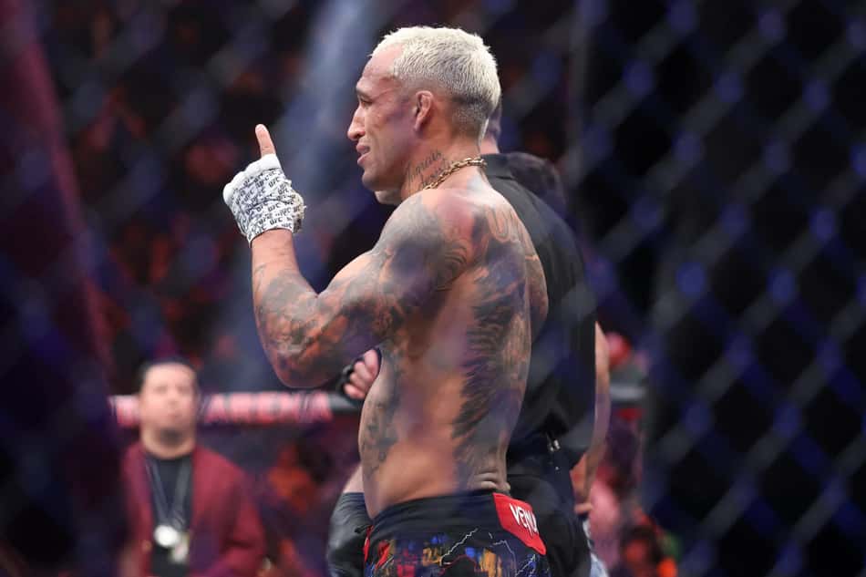 Charles do Bronx aponta para o alto e comemora vitória do UFC