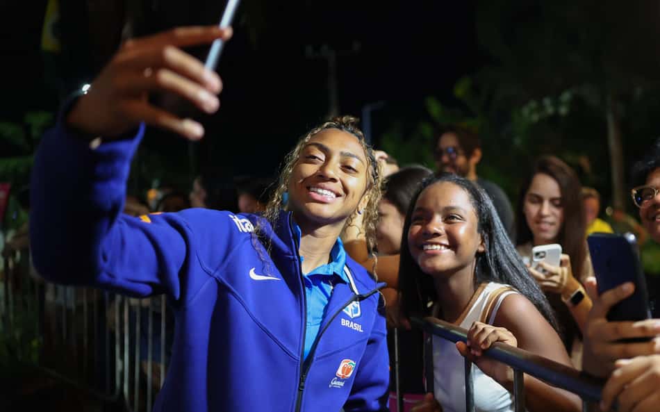 Kerolin, atacante da Seleção Brasileira, atende fãs em Fortaleza. (Foto: Lívia Villas Boas/CBF)