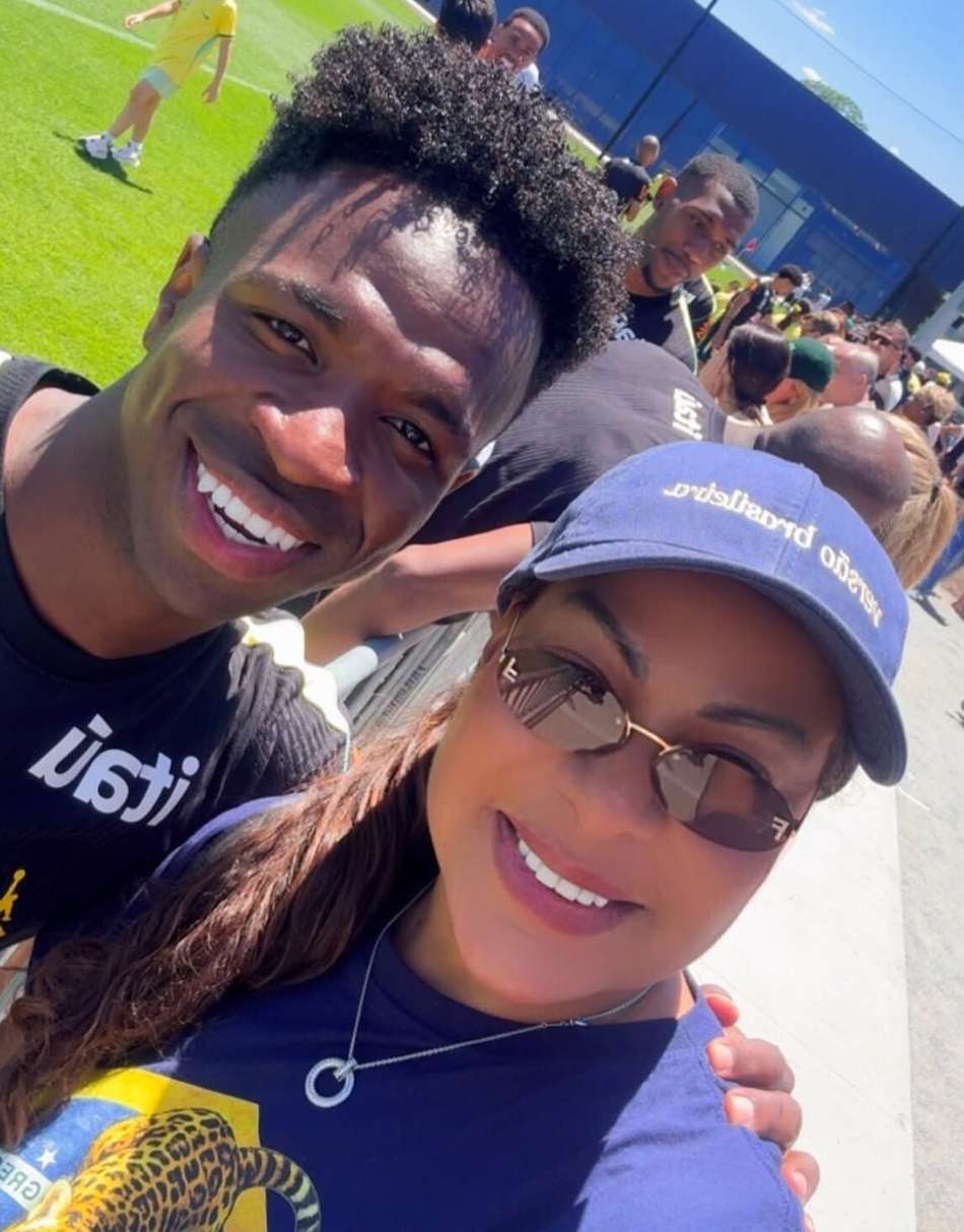 Cíntia tira foto com Vini Jr (Foto: Arquivo pessoal)