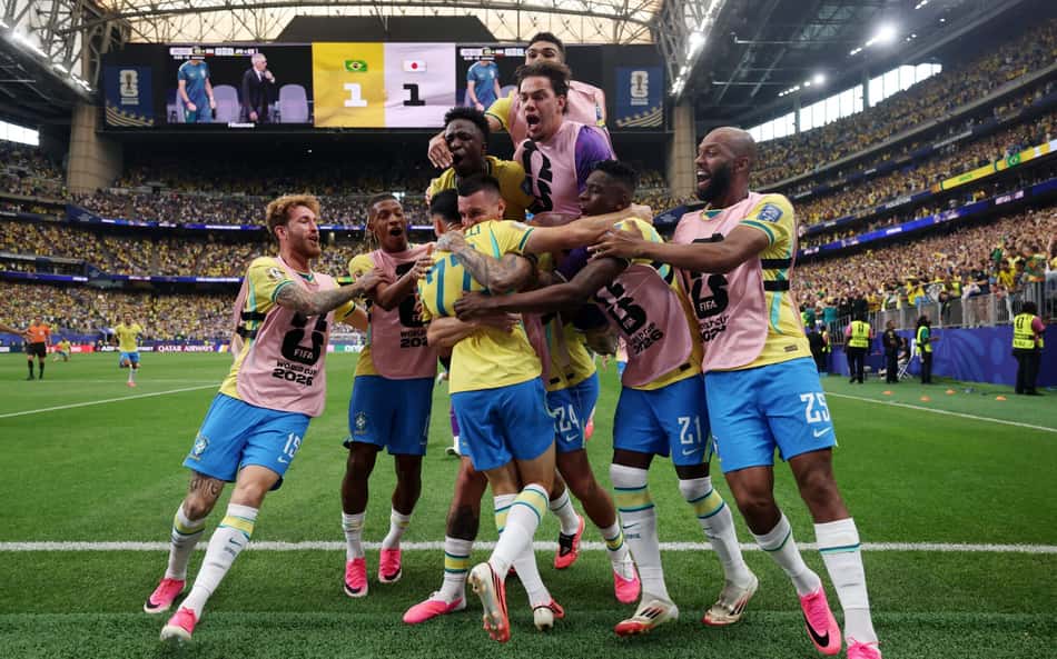 Jogadores do Brasil se abraçando após gol da virada do Brasil contra o Japão