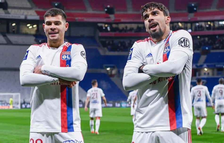 Paquetá e Bruno Guimarães comemoram gol em partida do Lyon, da França