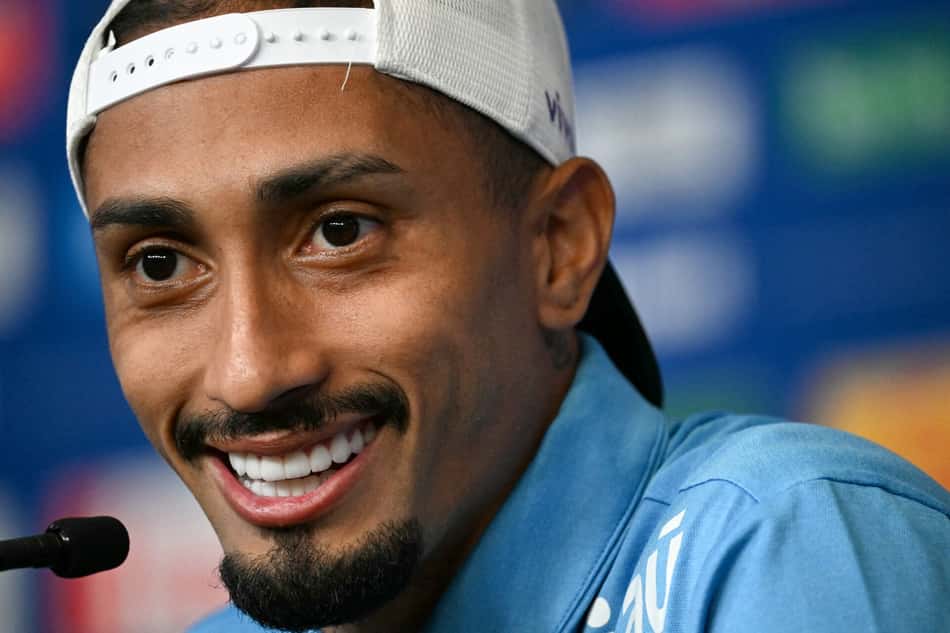 Raphinha sorri durante coletiva de imprensa da Seleção Brasileira