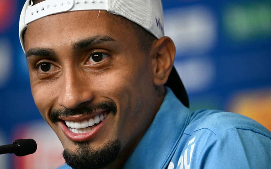 Raphinha mostrou bom humor na coletiva da Seleção (Foto: Mauro Pimentel / AFP)