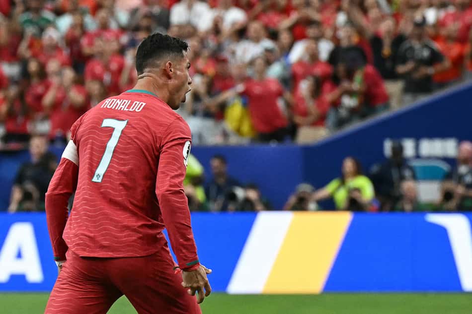 Cristiano Ronaldo, camisa 7 de Portugal, comemora o gol que abriu o placar no jogo contra Uzbequistão pela Copa do Mundo