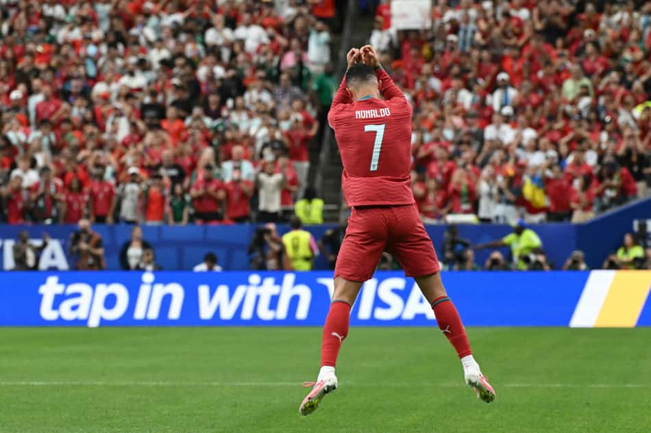 Cristiano Ronaldo, com a emblemática camisa 7 vermelha, marca gol contra o Uzbequistão.