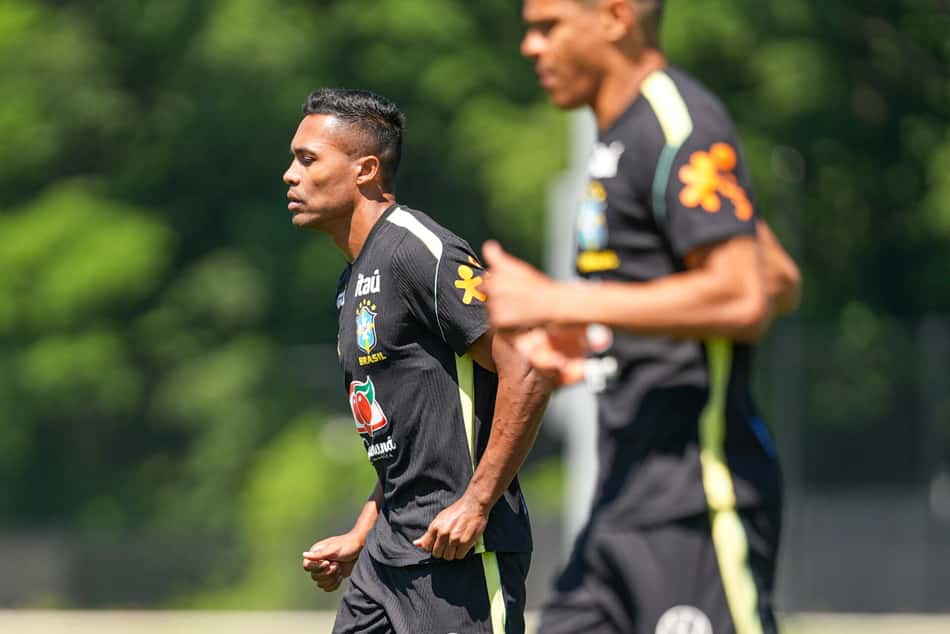 Alex Sandro em treino da Seleção Brasileira