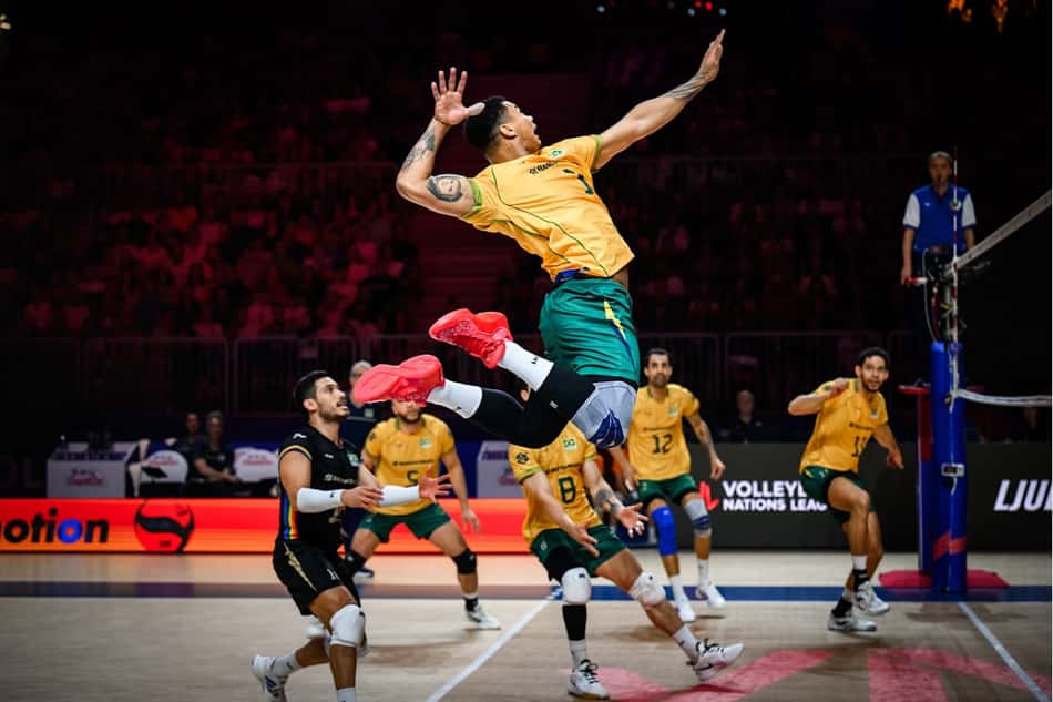 O oposto Darlan ataca durante a partida entre Brasil e Eslovênia na VNL