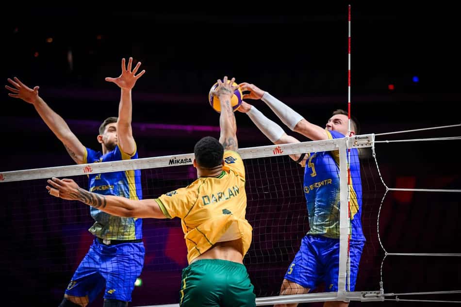 O oposto Darlan encara o bloqueio da Ucrânia em jogo válido pela Liga das Nações de Vôlei