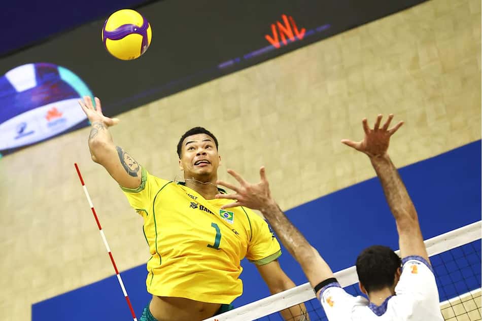 Darlan ataca em Brasil x Irã pela VNL 2026 (Foto: Volleyball World)