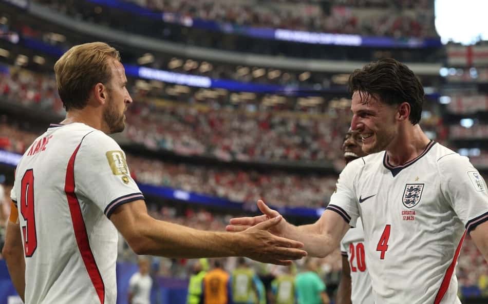 Harry Kane e Declan Rice se cumprimentaram em jogo da Inglaterra