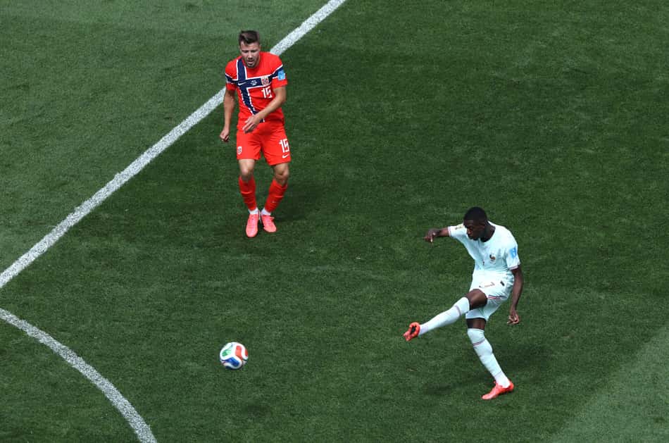 Com a perna esquerda, Dembélé chuta em direção ao gol da Noruega e marca o segundo gol da França