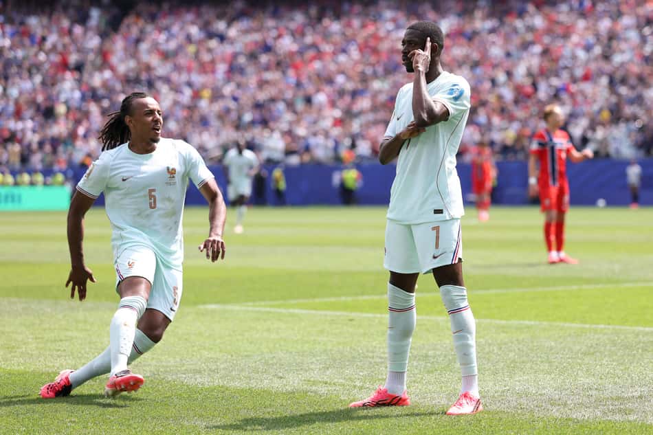 Dembélé, com a camisa branca da França, aponta para a própria cabeça na comemoração de um dos gols contra a Noruega