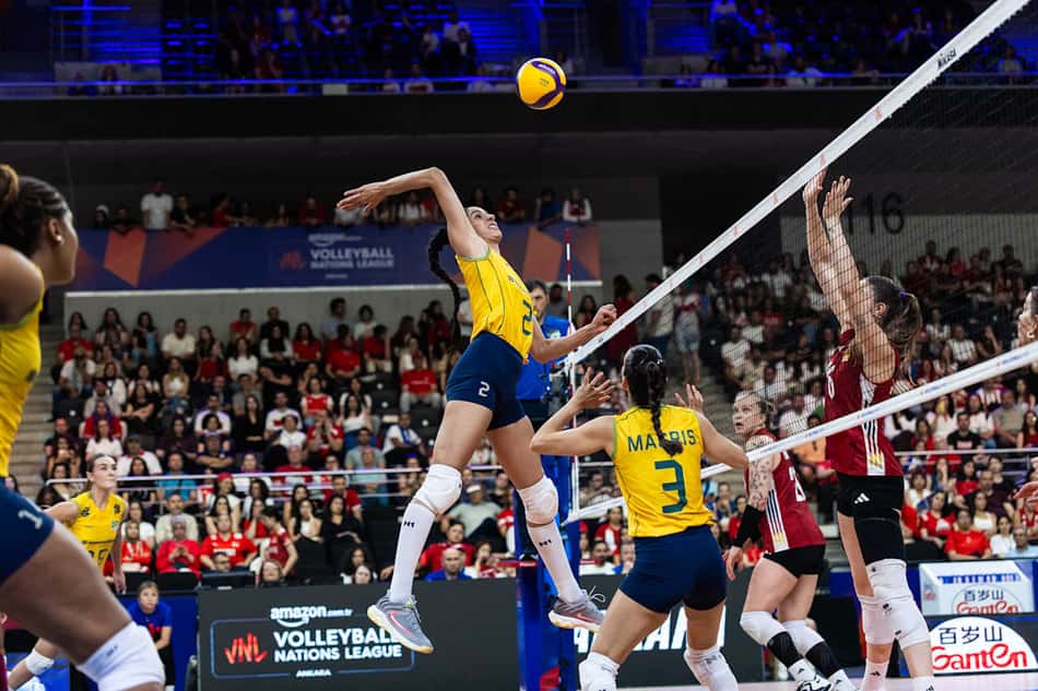 A central Diana ataca durante jogo entre Brasil e Alemanha na VNL