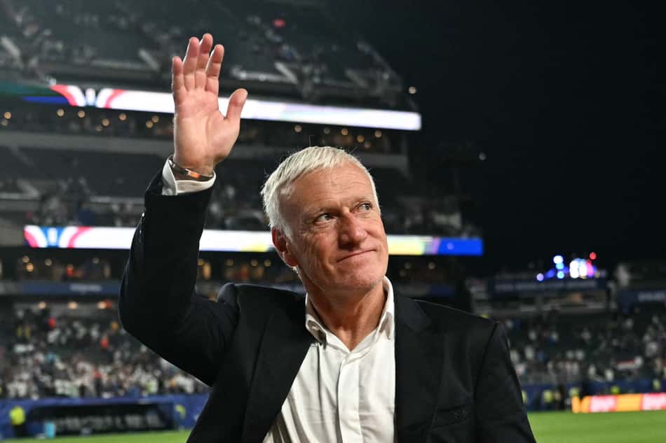 Técnico Didier Deschamps olha para cima e acena com a mão direita