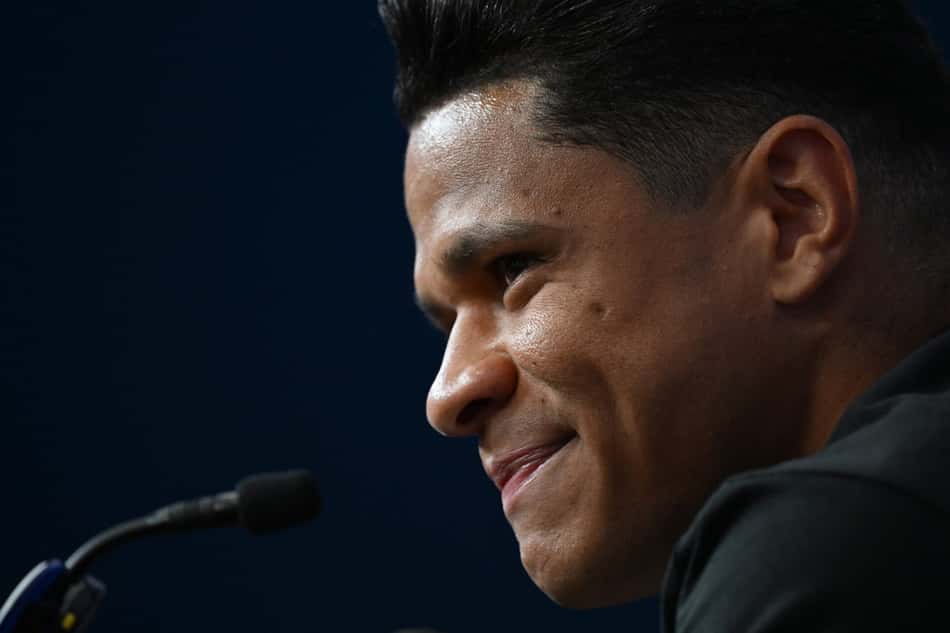 Douglas Santos durante entrevista da Seleção